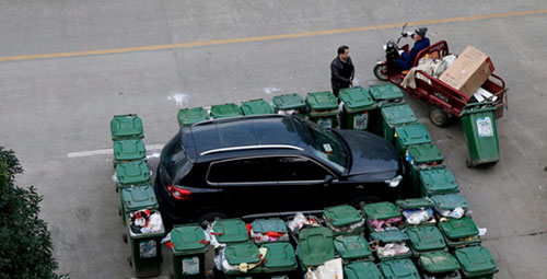 隨意亂停車，大爺搬垃圾桶怒攔私家車 