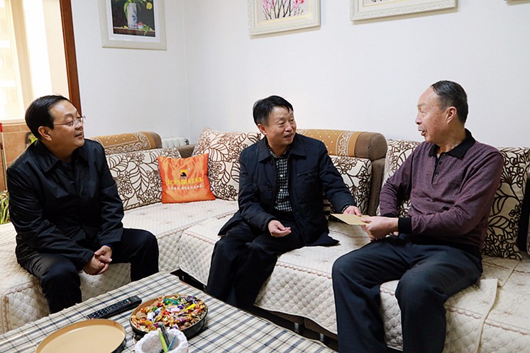 1485316769996377fnQU.jpg 董事長春節慰問2.jpg