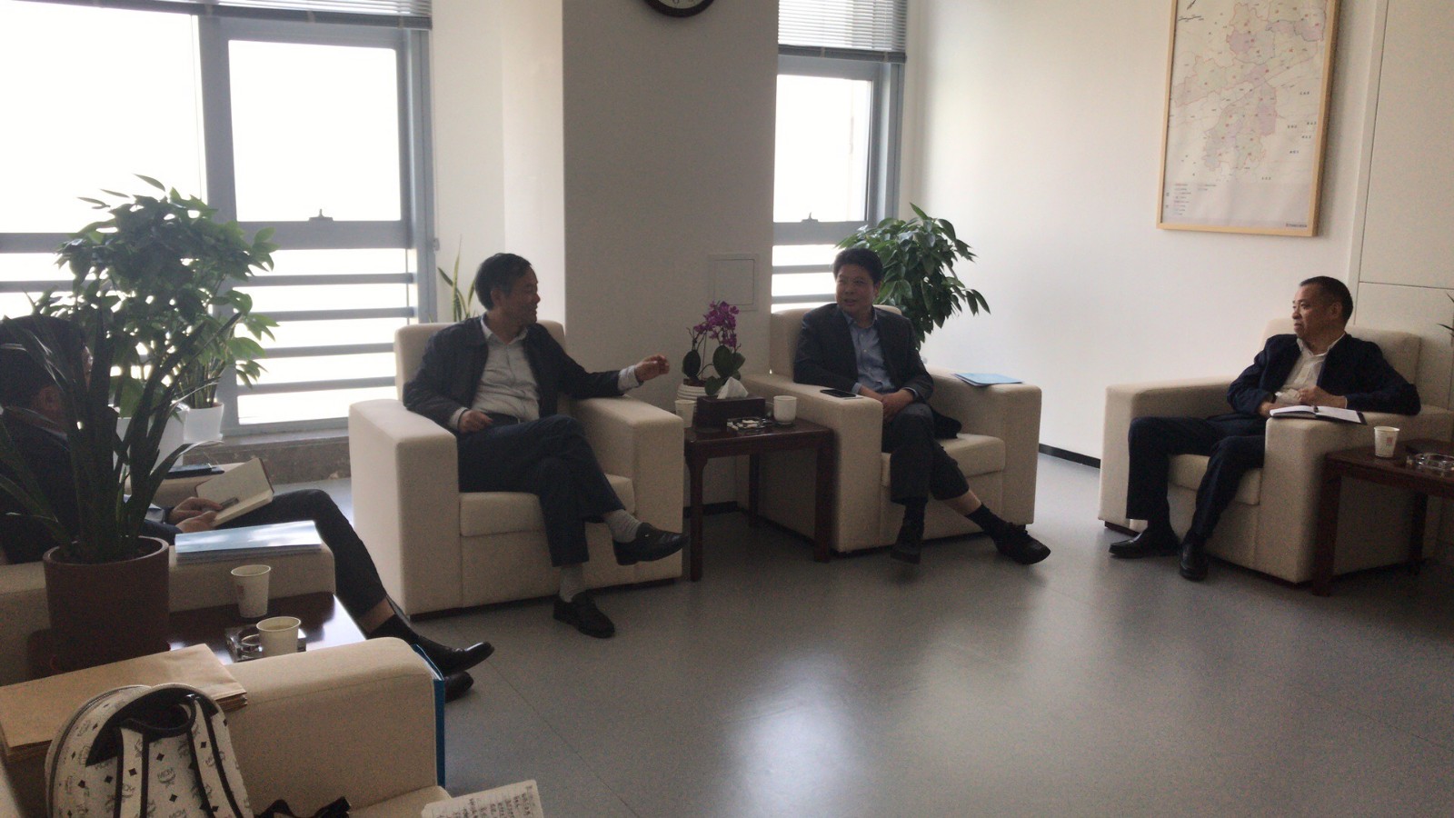 1524013677325093mipK.jpg 集團(tuán)公司領(lǐng)導(dǎo)赴西咸新區(qū)深入交流.jpg