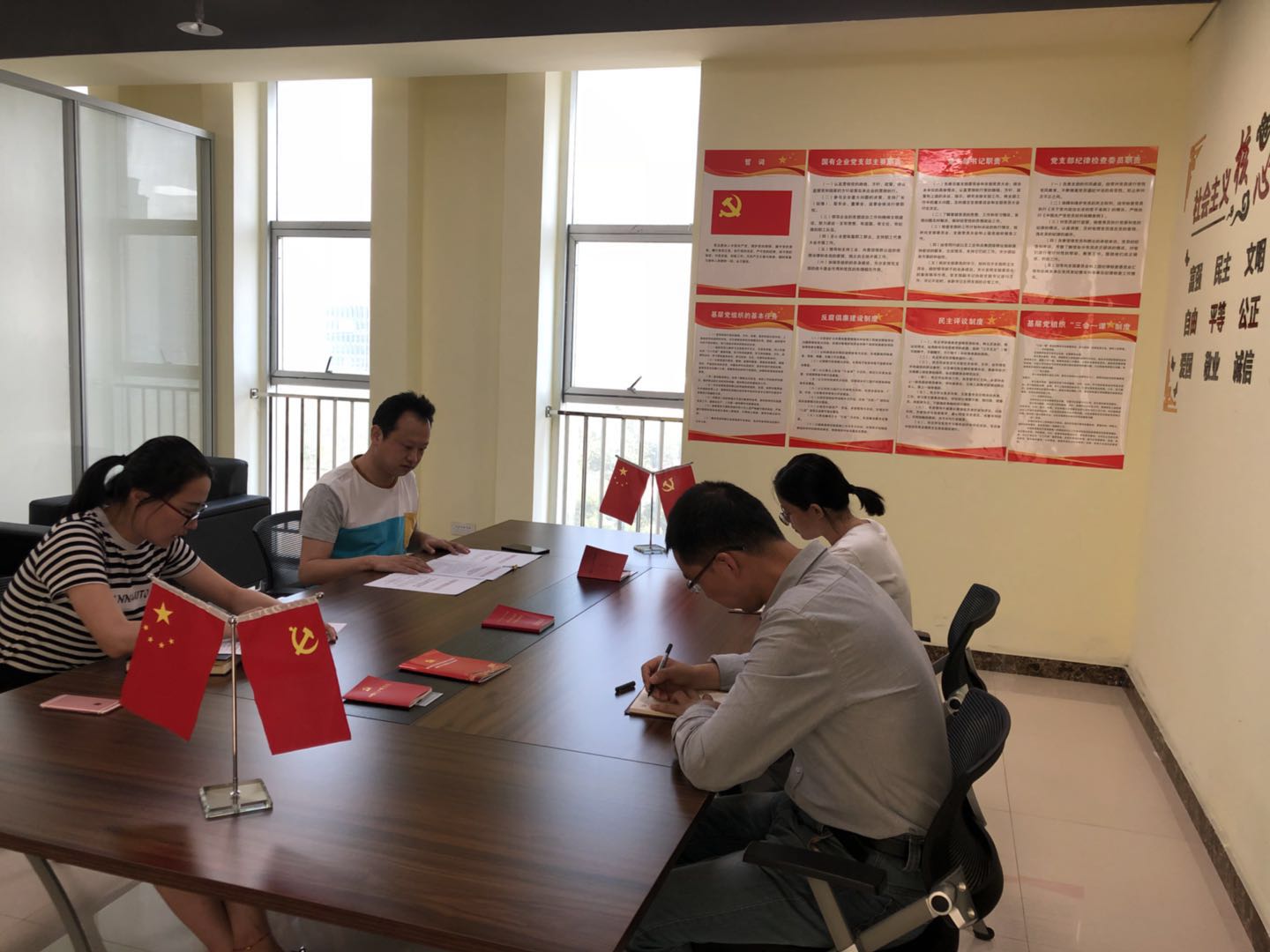 1529026705479221Ba0p.jpg 20180611研究院支部會(huì)議.jpg