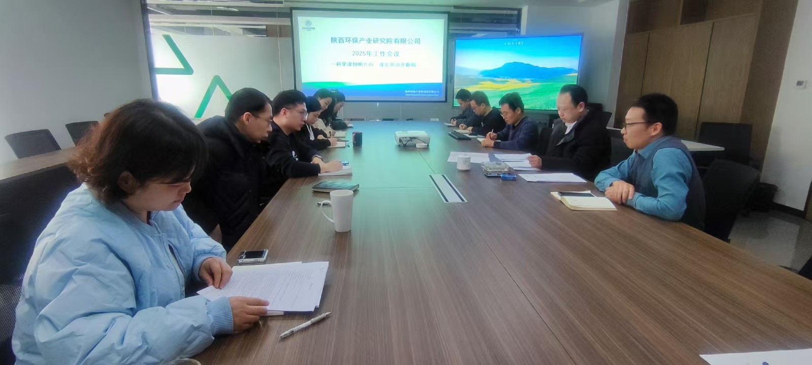 17373358965045626axN.jpg 科學謀劃明方向 謀定而動開新局-研究院召開2025年工作會議.jpg